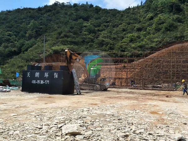 中國華電集團(tuán)廣西風(fēng)力發(fā)電站一體化設(shè)備安裝現(xiàn)場(chǎng)